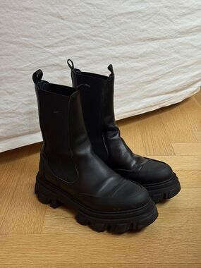GANNI Black Cleated Mid Chelsea Boots EU 38 / US 7.5 Chunky Lug Sole